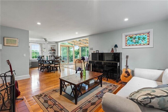 Building Photo - 27 1/2 Doro Pl