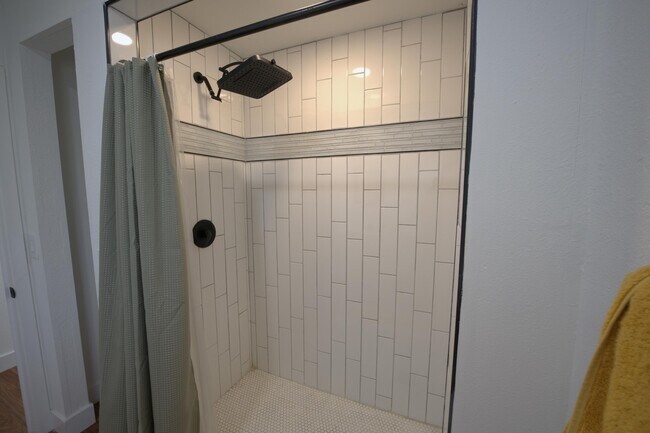 Building Photo - 717 N E St