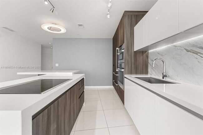 Building Photo - 851 NE 1st Ave