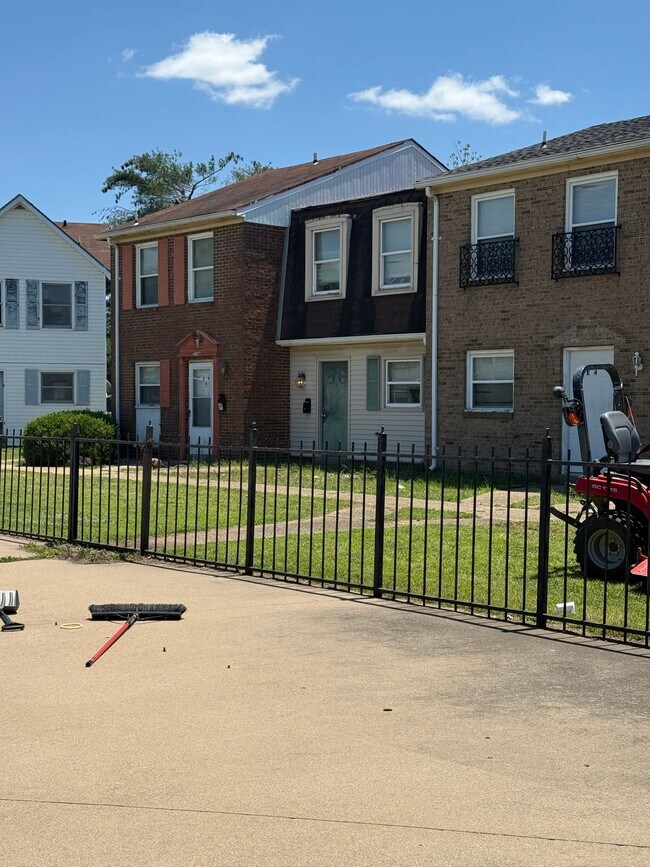 Building Photo - Newly Updated 1 Bedroom, 1 Bathroom Apartment! Close to Pool!