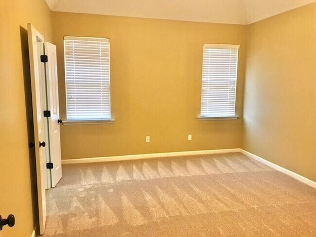 Building Photo - Now Leasing a Spacious 4 Bedroom 2 Bath Ho...