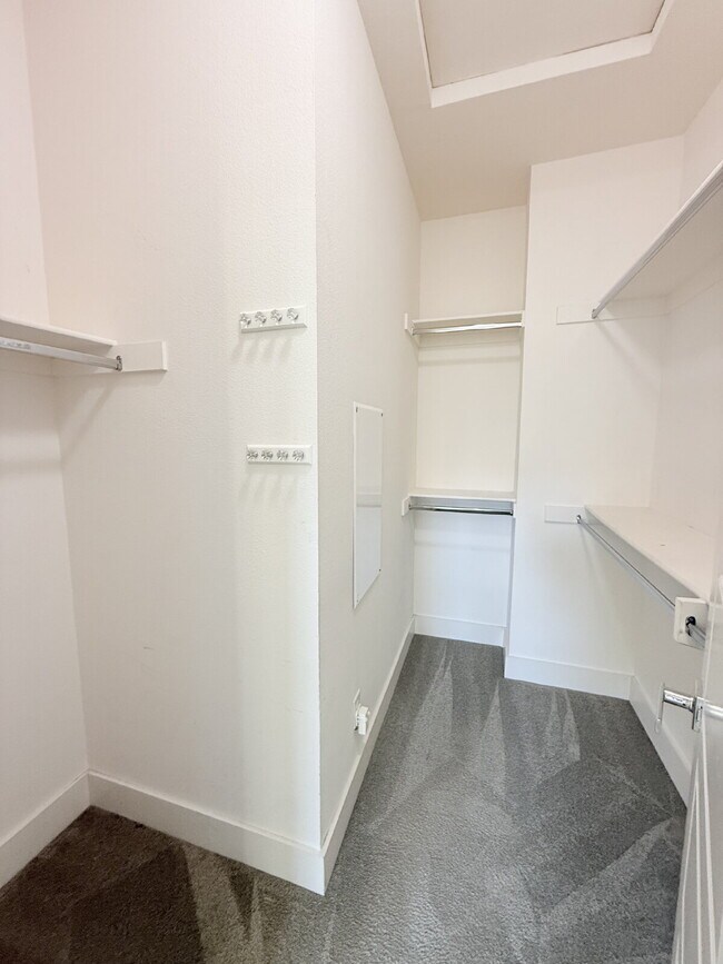 Building Photo - Modern Comfort Awaits: Spacious 3-Bed, 3.5...