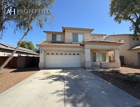 Building Photo - Large backyard Home in Surprise