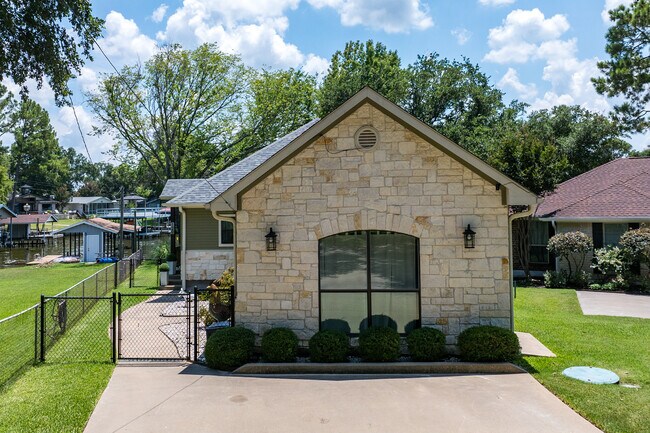 Building Photo - 120 Excalibur Cir