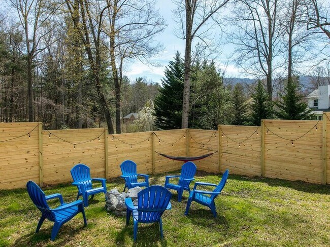 Building Photo - Spacious Three Bedroom Home w/ Fenced Yard