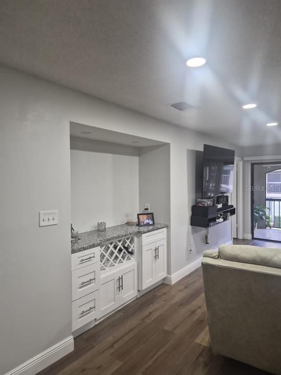 Building Photo - 1055 Kensington Park Dr