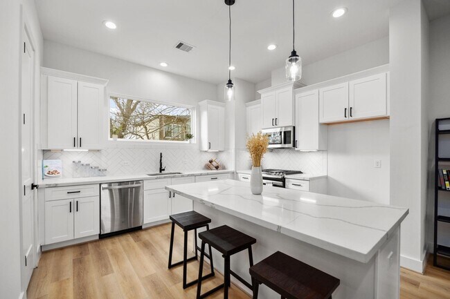 Building Photo - 3028 Live Oak St