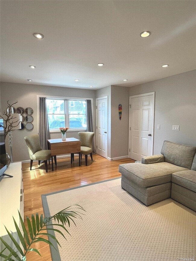 Building Photo - 442 E Beech St