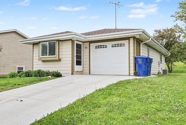 Building Photo - Rent: Cute 3 Bedroom Home