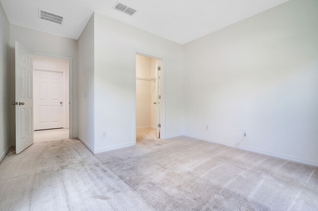 Building Photo - !!!Available Now !!! Spacious Townhouse Mo...