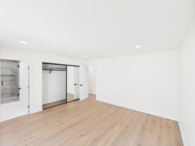 Building Photo - Modern Luxury 3x2 home in the Heart of Vista