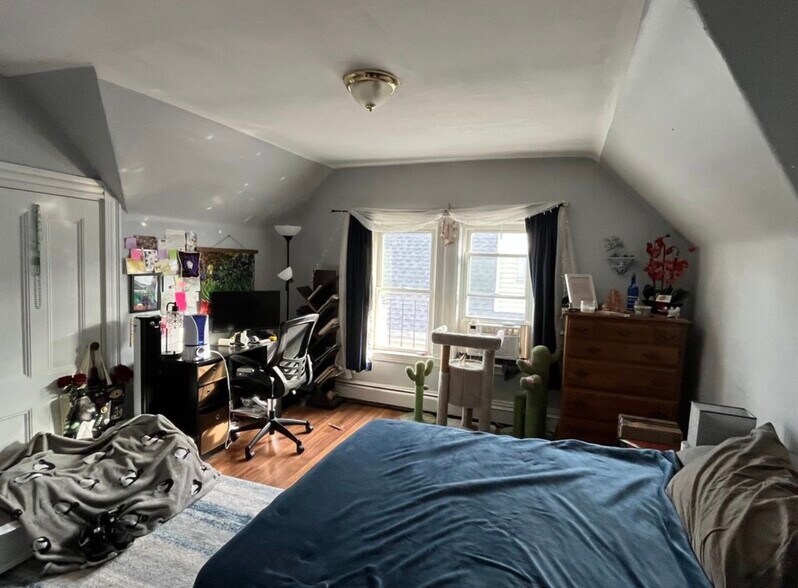 Building Photo - 45 Gardena St