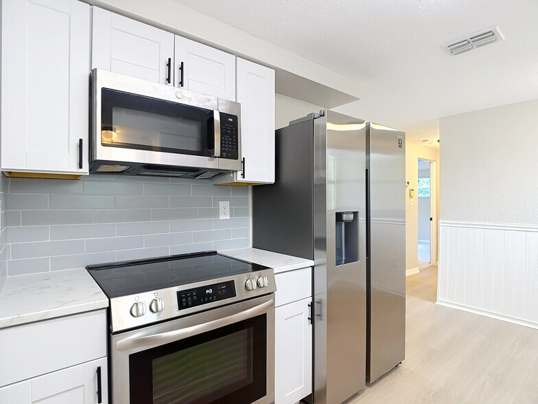 Building Photo - 5711 Pine St