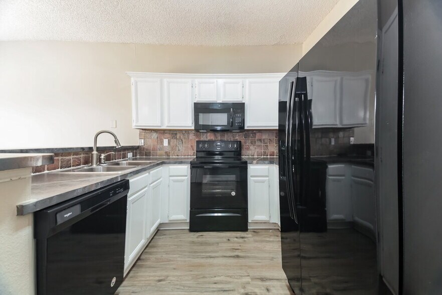 Building Photo - 5360 Waterford Dr