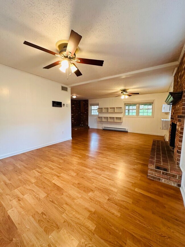 Building Photo - *Available Now* Christiansburg Convenientl...