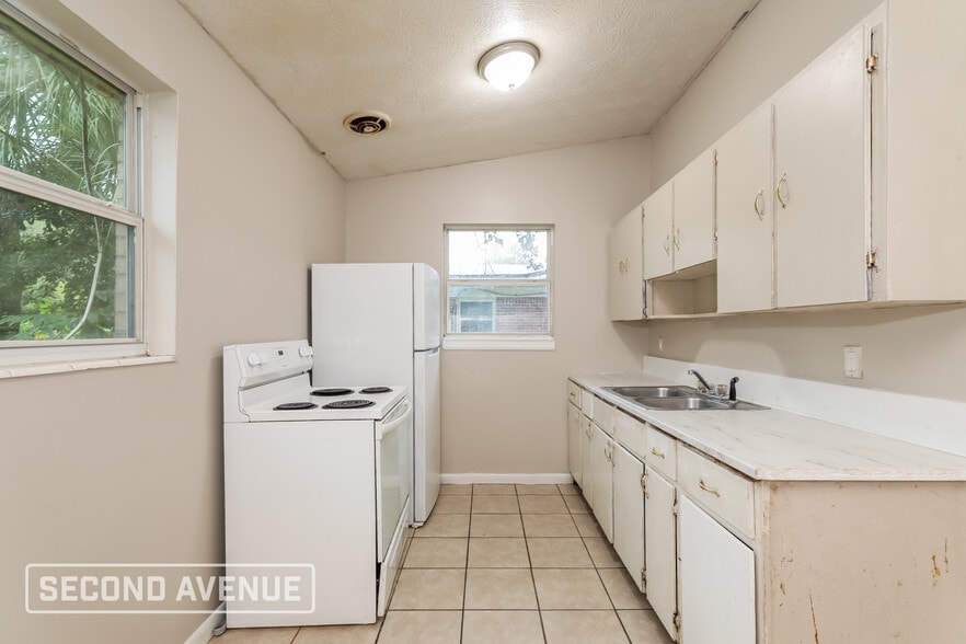 Building Photo - 6758 Gaspar Cir E