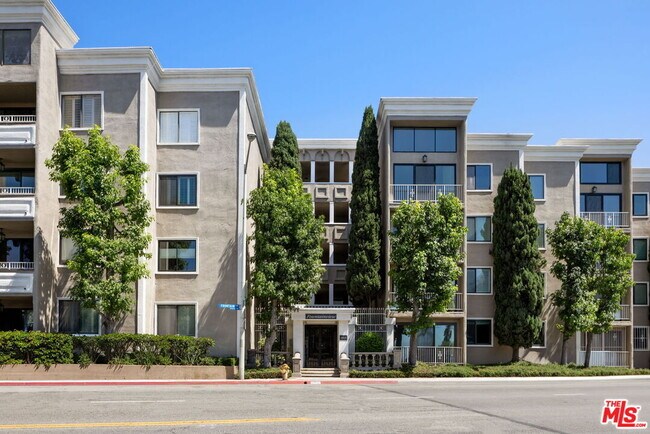 Building Photo - 8455 Fountain Ave