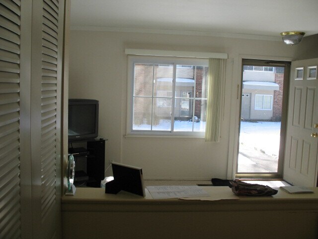 Building Photo - 525 Long Shore Dr