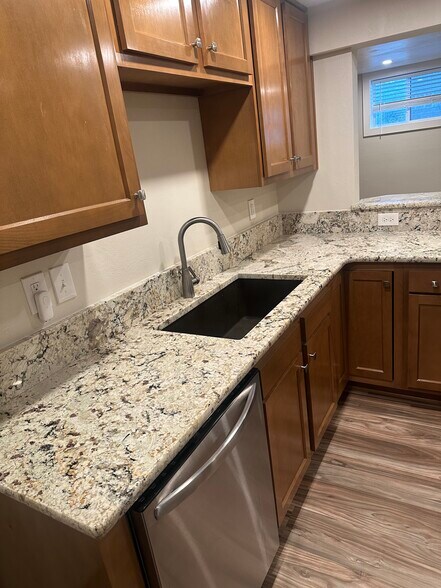 Building Photo - 705 Custer Ave