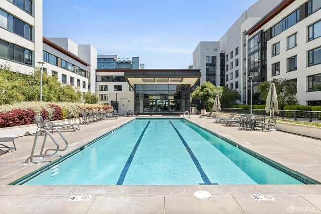 Building Photo - 260 King St