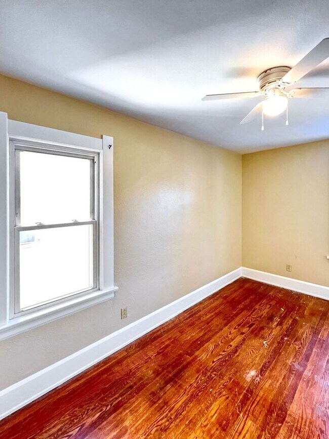 Building Photo - Charming 3-Bedroom Home / Pet-Friendly / V...