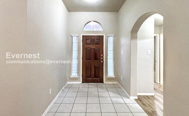 Building Photo - 3 Bed, 2 Bath Home with Fenced Yard & Garage / Pet-Friendly / Available Now!