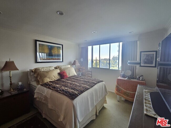 Building Photo - 2160 Century Pk E