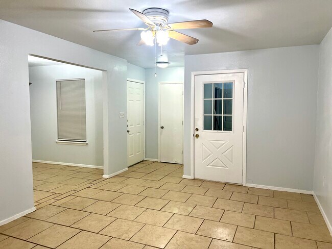 Building Photo - 2112 Tanglewood St