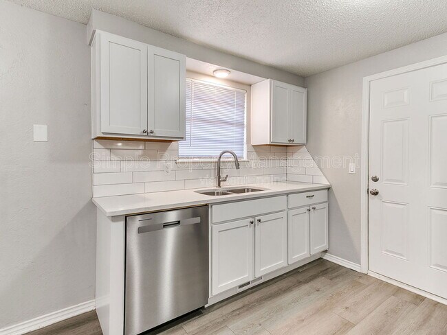 Building Photo - 606 Elmwood Dr