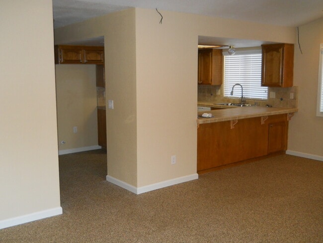 Building Photo - 3 bedroom 2 Bath