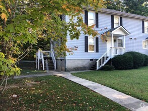 Building Photo - 3 Bedroom/1.5 Bath Duplex Convenient to To...