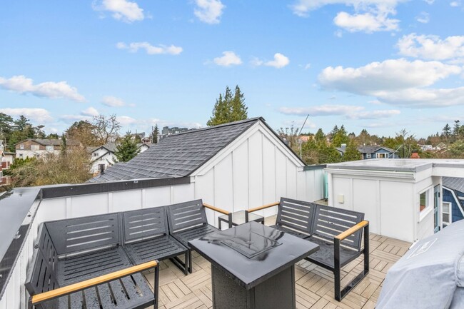 Building Photo - 3Bd/3Ba Seattle House