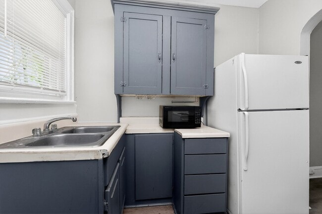 Building Photo - Adorable One Bedroom Apartment in Elizabeth!