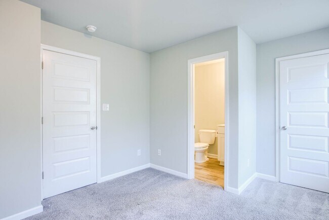 Building Photo - Charming 2-Bed, 2.5-Bath Townhome