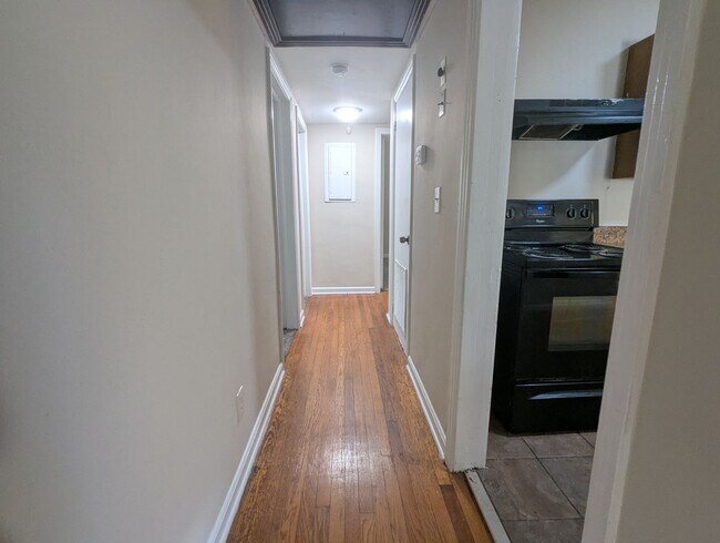 Building Photo - Great 3 Bedroom 1 Bath in convenient locat...