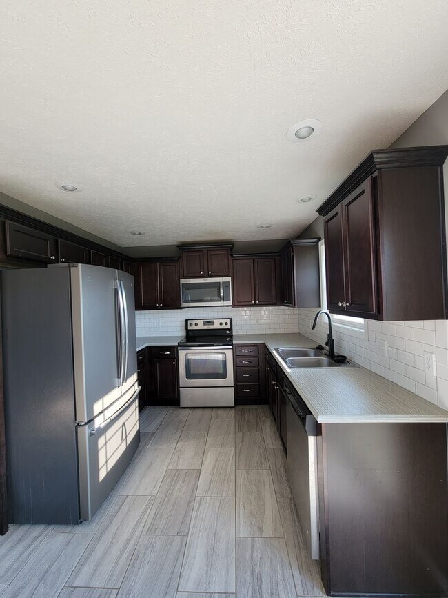 Building Photo - Beautiful & Spacious 3 Bedroom, 2 Bathroom...