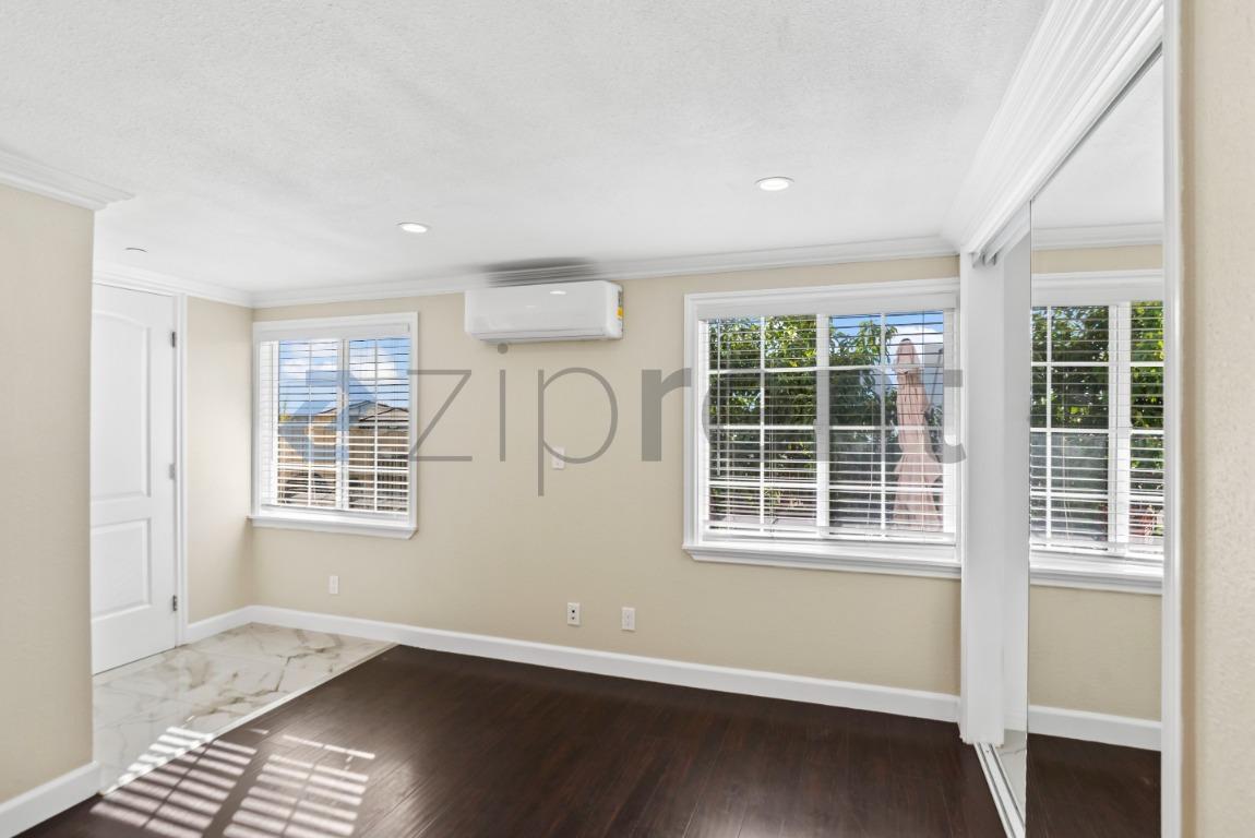 Building Photo - Unit A