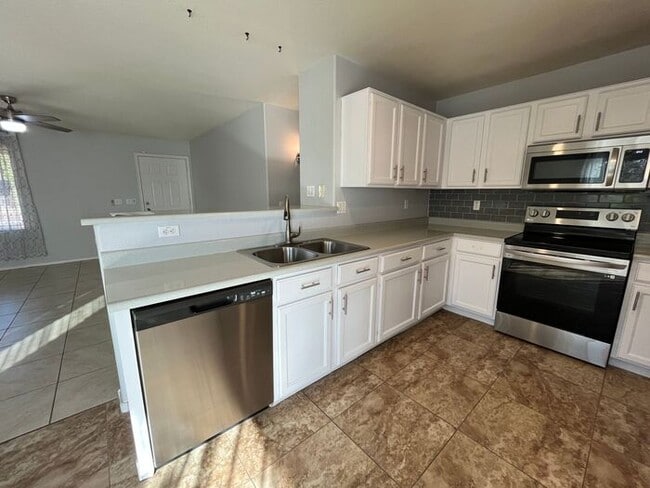 Primary Photo - READY TO VIEW NOW! Gorgeous 3 Bed 2 Bath i...