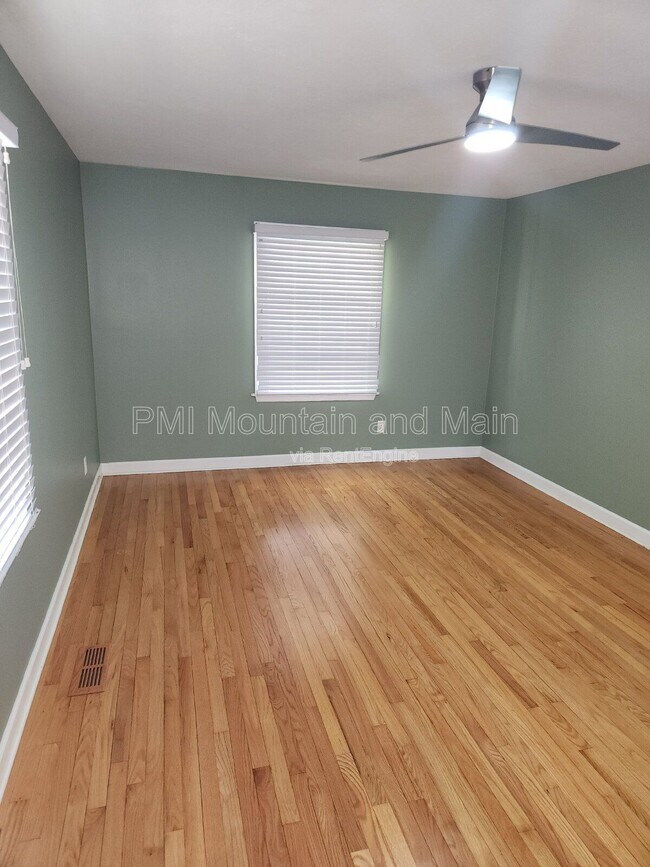 Building Photo - 1220 Woodmont Dr