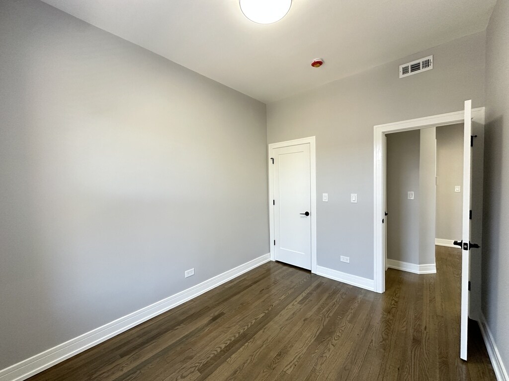 Building Photo - 3840 N Wilton Ave