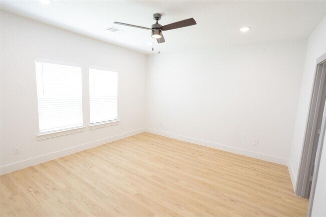 Building Photo - 3817 Winfield Ave