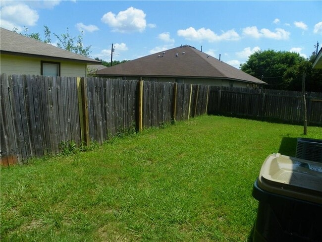 Building Photo - 2221 Creekside Ln