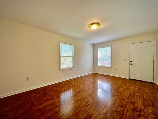 Building Photo - 3 Bedroom in West Asheville!