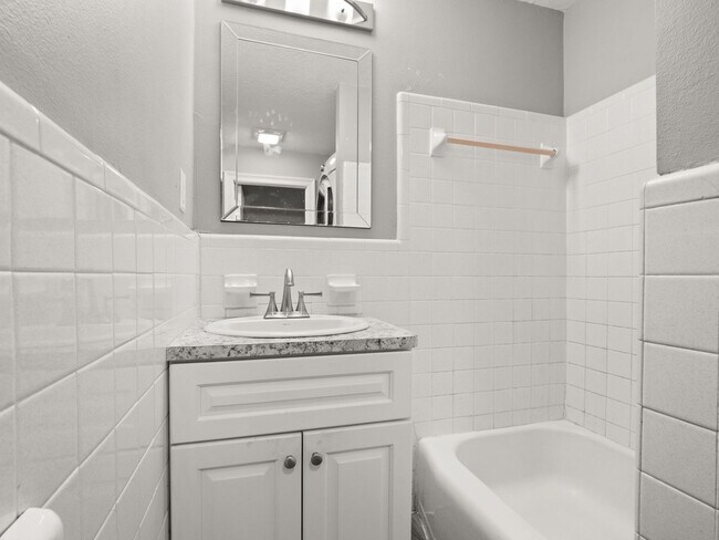 Building Photo - 422 Pecan St