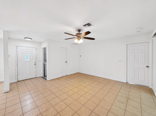 Building Photo - Annual rental offering privacy and space on 1.14 acres in Naples!