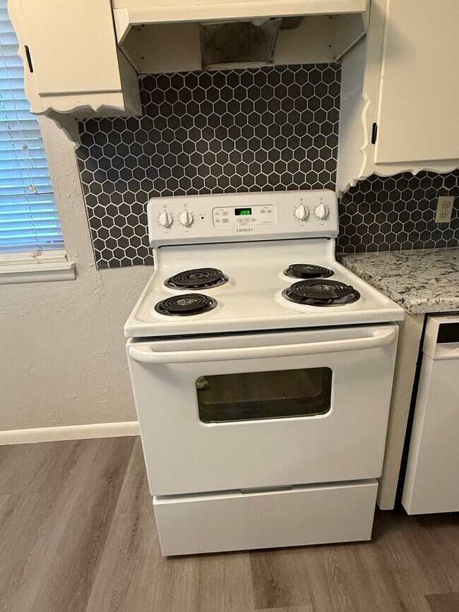 Building Photo - Updated 3 bedroom Near SWOSU $1.200/month