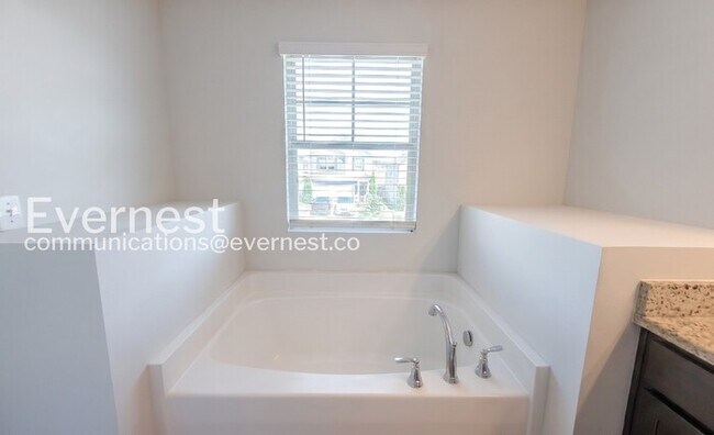 Building Photo - 4 Bed, 3 Bath Home with Garage / Pet-Friendly / Available Now!