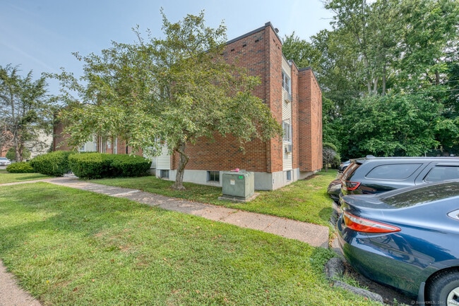 Building Photo - 20 Thompson Rd
