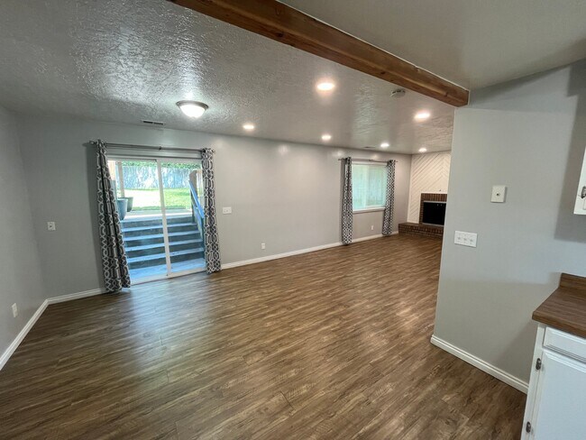 Building Photo - 7443 S Creek Rd