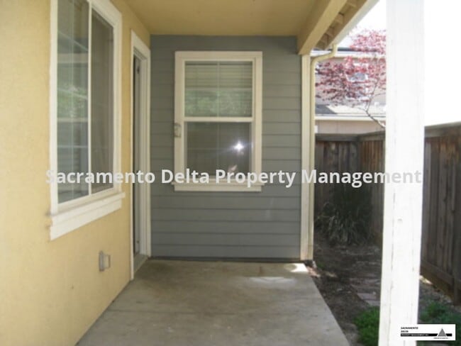 Building Photo - Spacious 3 Bed/2.5 Bath Home in a Great Lo...